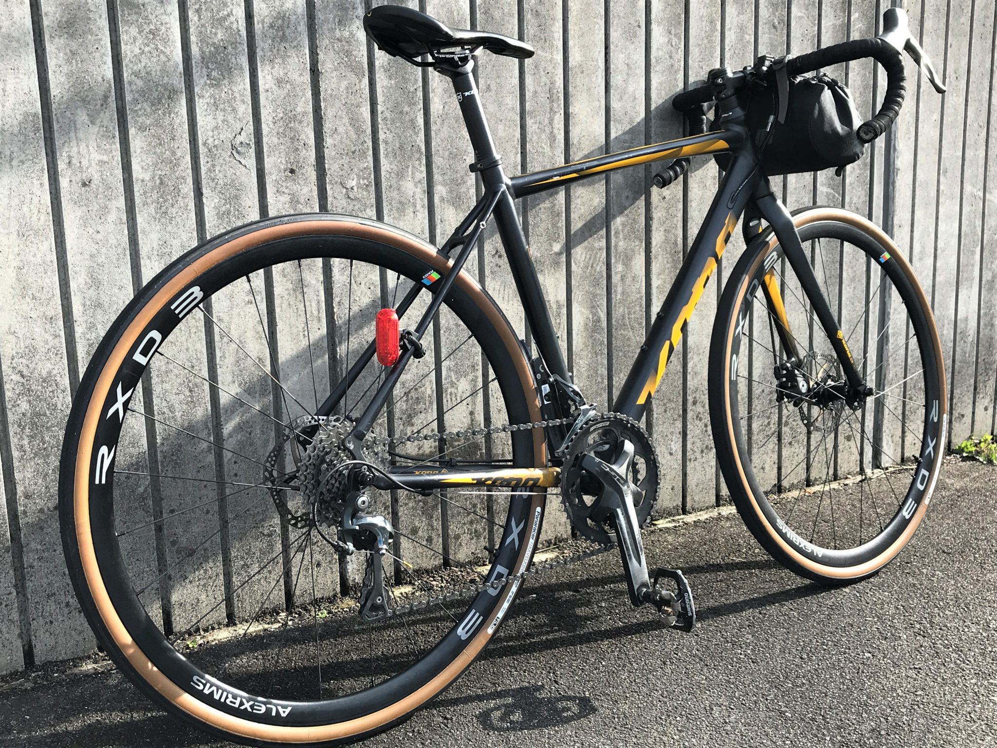 自転車 チューブレスタイヤ 1日で空気漏れする