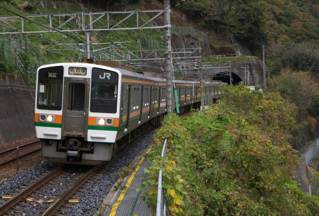 JR定光寺駅を通過する快速列車