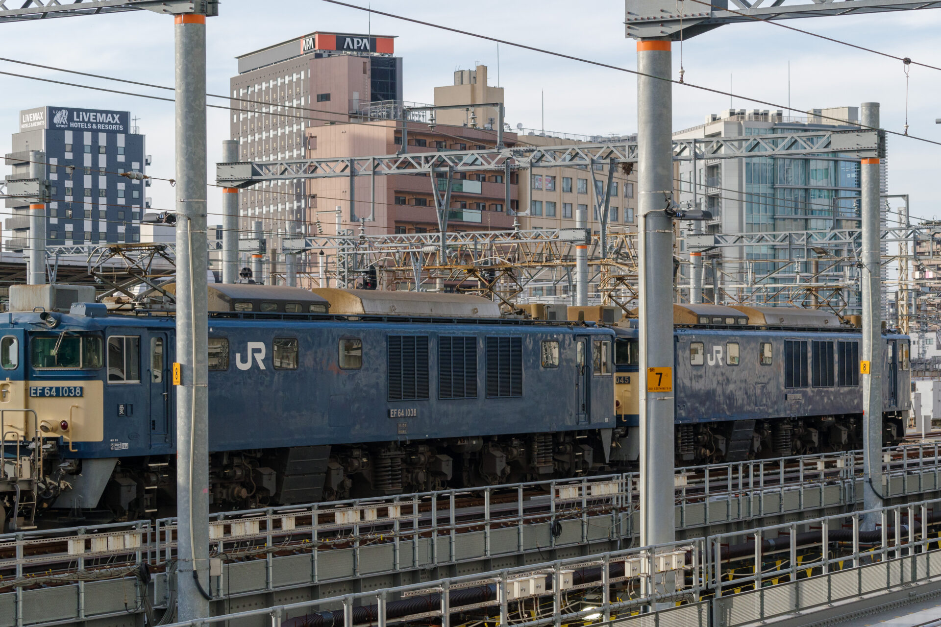 名古屋駅8番線を通過していく8084ﾚ