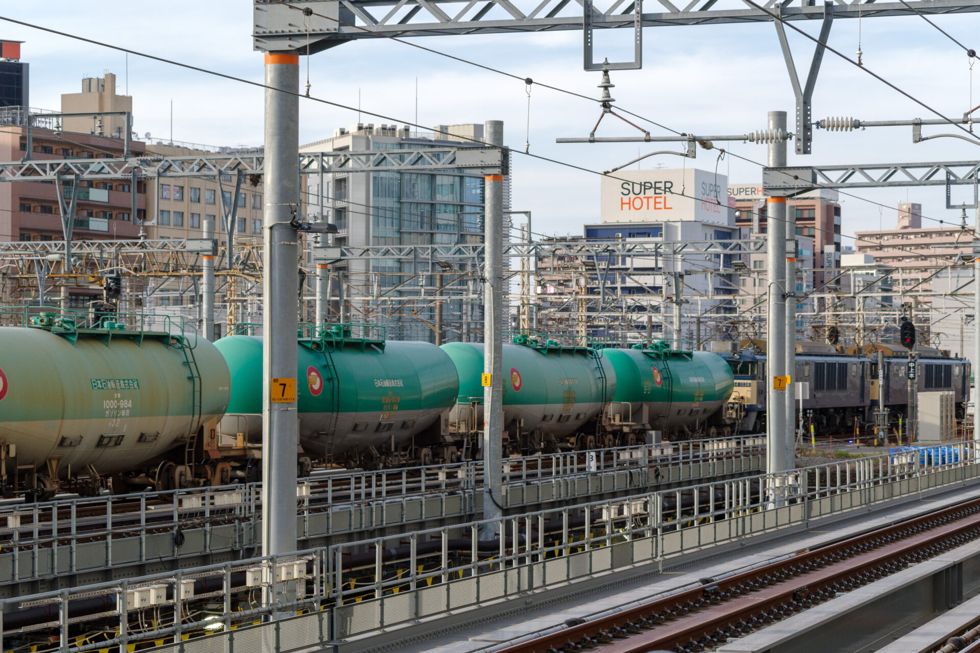 名古屋駅8番線を通過していく8084ﾚ