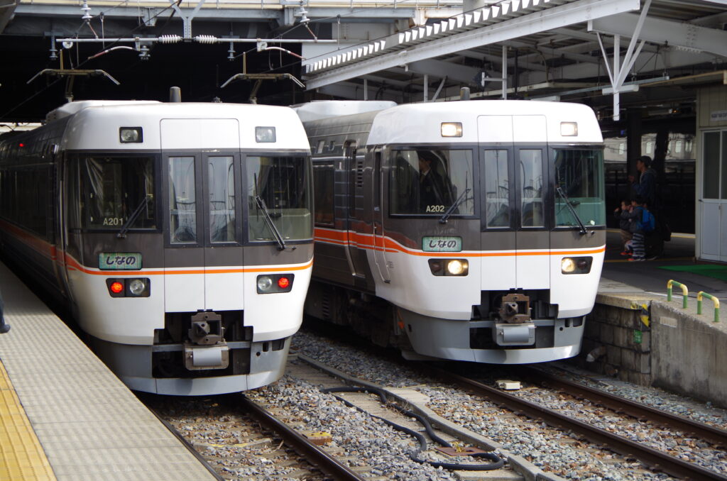 中央西線での活躍が続く383系特急型電車（長野駅）