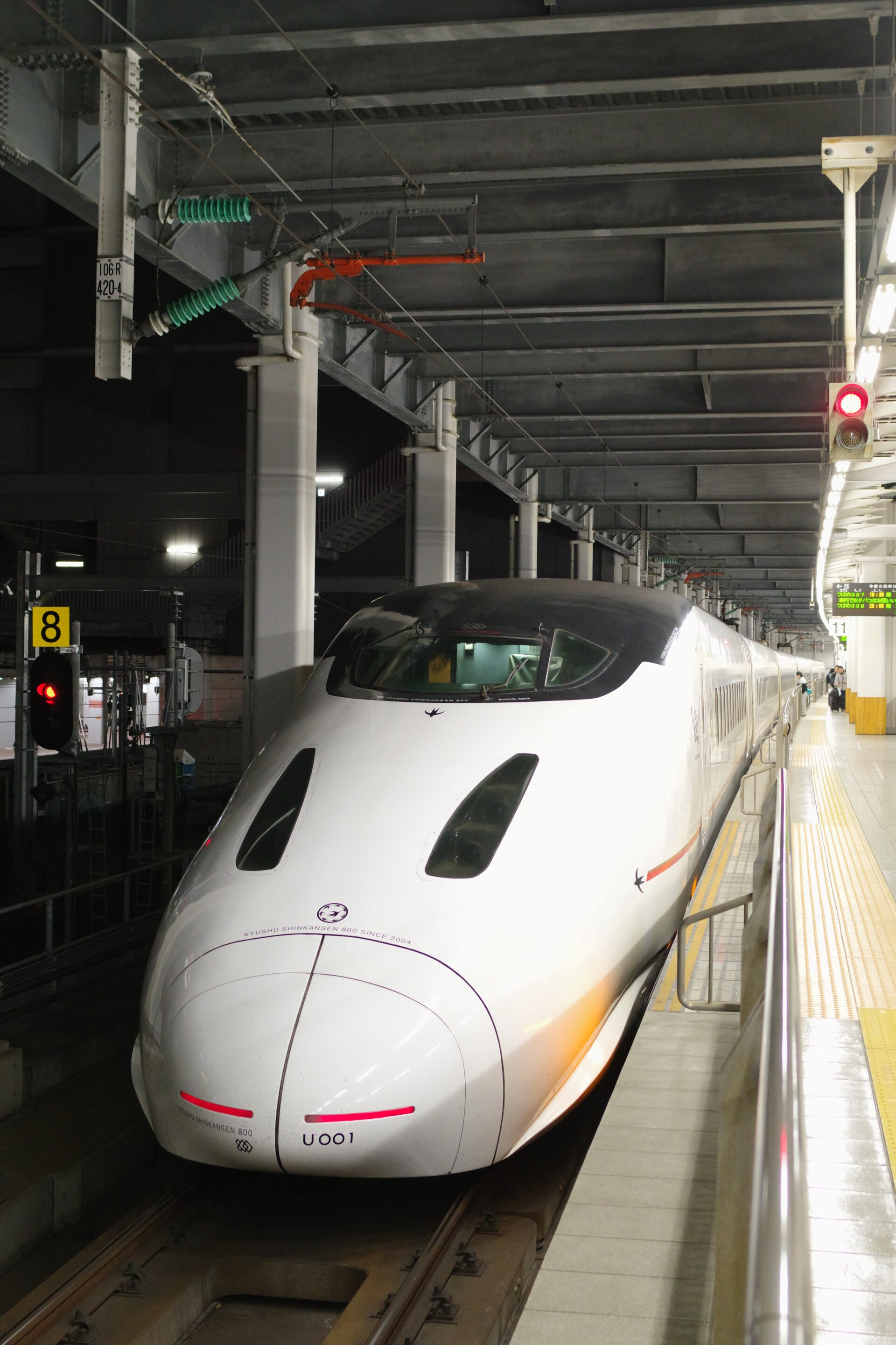 博多駅に入線した800系U001編成。